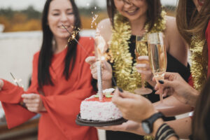 Cómo transformar una celebración con decoración y detalles personalizados